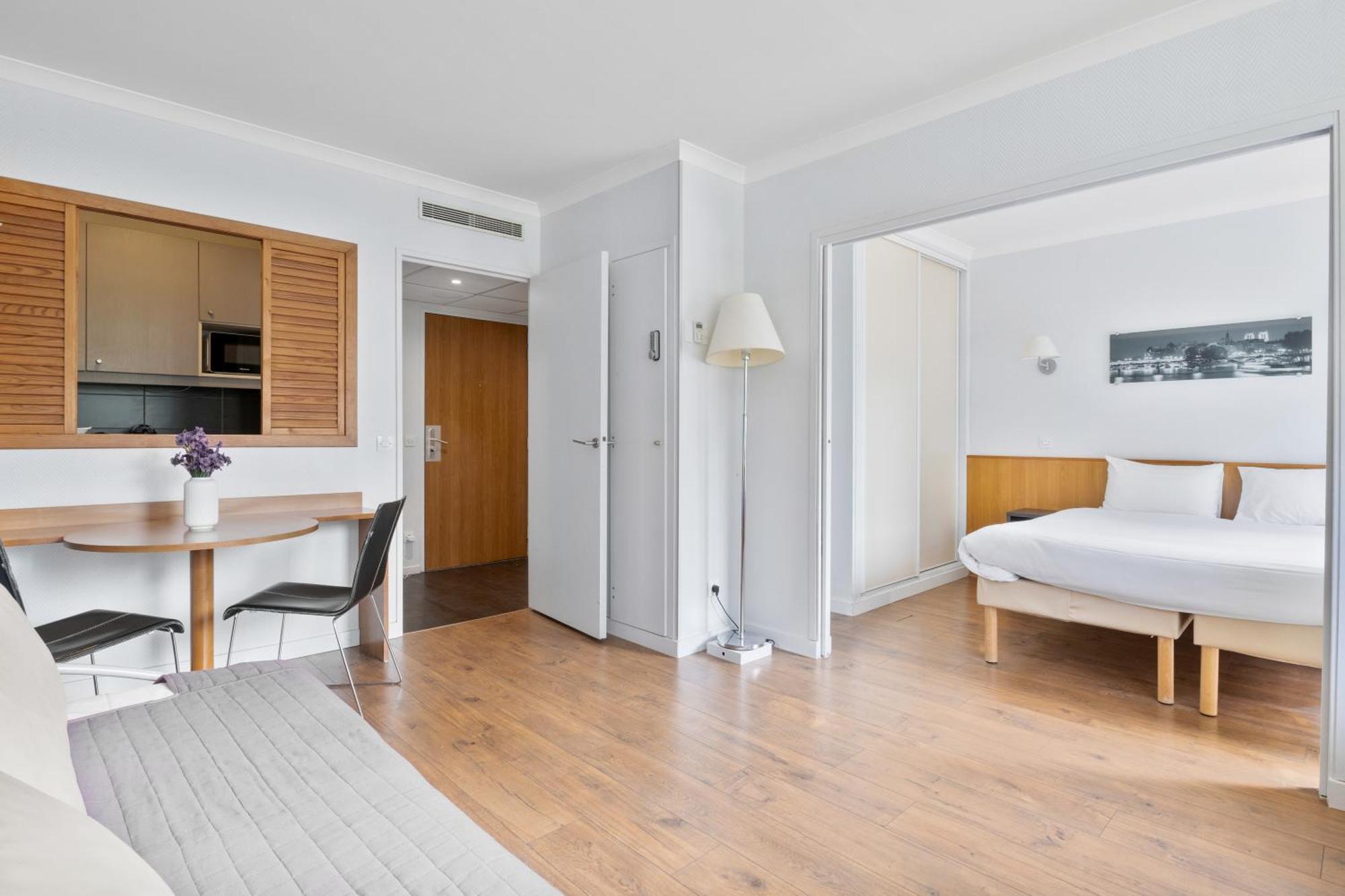 Grand Appartement Avec Balcon - Proche Parc Des Expo - Parking Privee イシー＝レ＝ムリノー エクステリア 写真